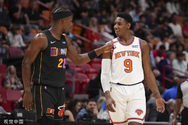  巴特勒关键球热火险胜尼克斯  