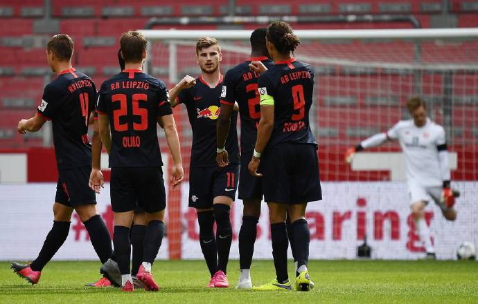  巴黎圣日耳曼客场完胜昂热延续领跑态势